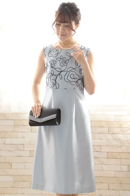 シルバーのフラワー刺繍入りノースリーブドレス