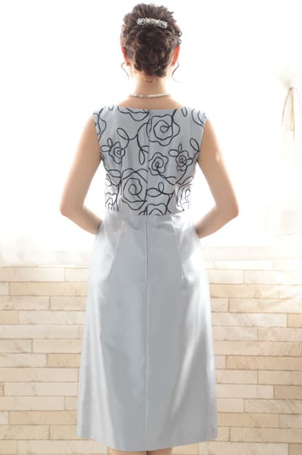 シルバーのフラワー刺繍入りノースリーブドレス