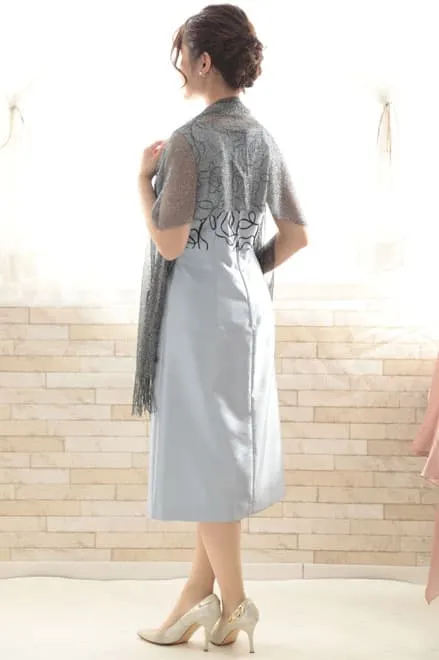 シルバーのフラワー刺繍入りノースリーブドレス