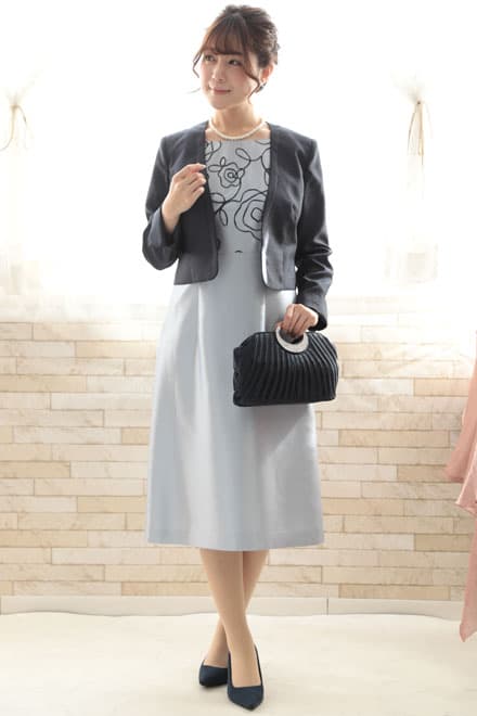 シルバーのフラワー刺繍入りノースリーブドレス