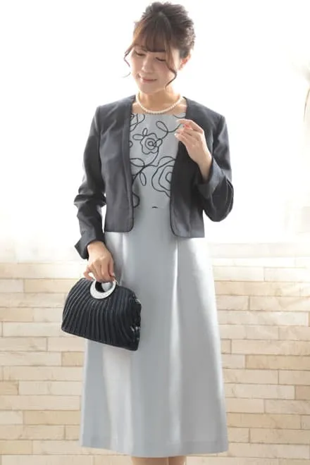 シルバーのフラワー刺繍入りノースリーブドレス