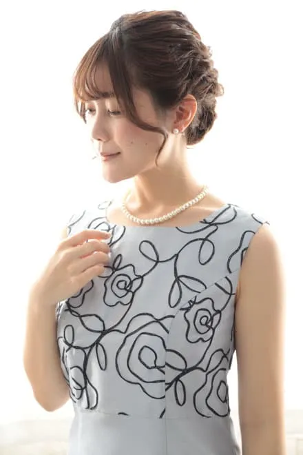 シルバーのフラワー刺繍入りノースリーブドレス