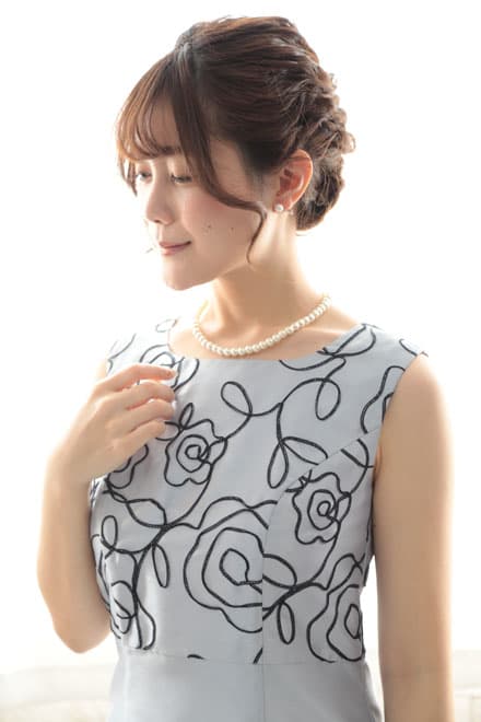 シルバーのフラワー刺繍入りノースリーブドレス