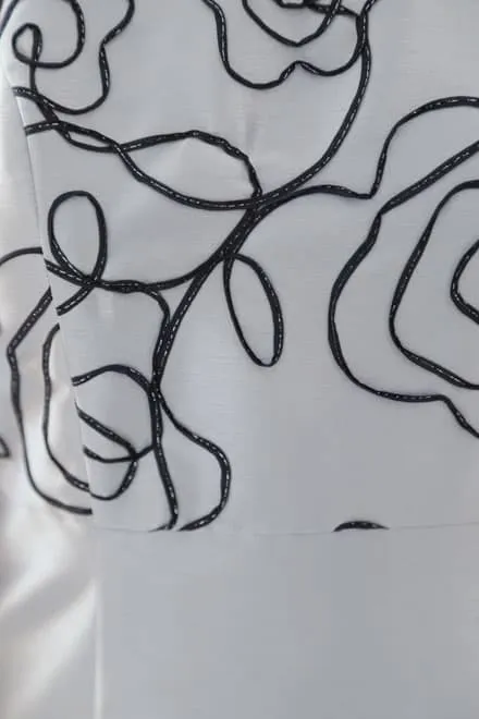 シルバーのフラワー刺繍入りノースリーブドレス