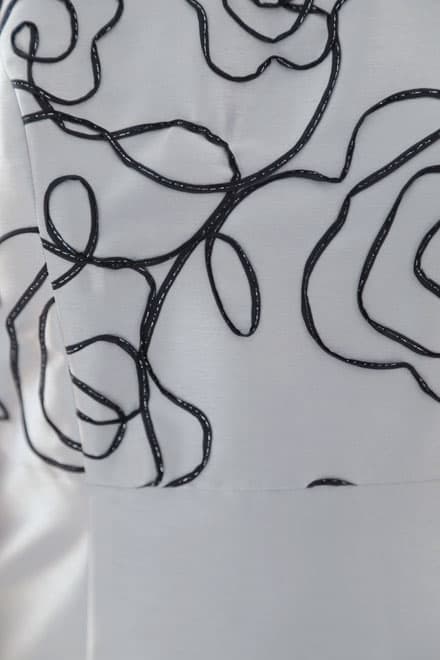 シルバーのフラワー刺繍入りノースリーブドレス