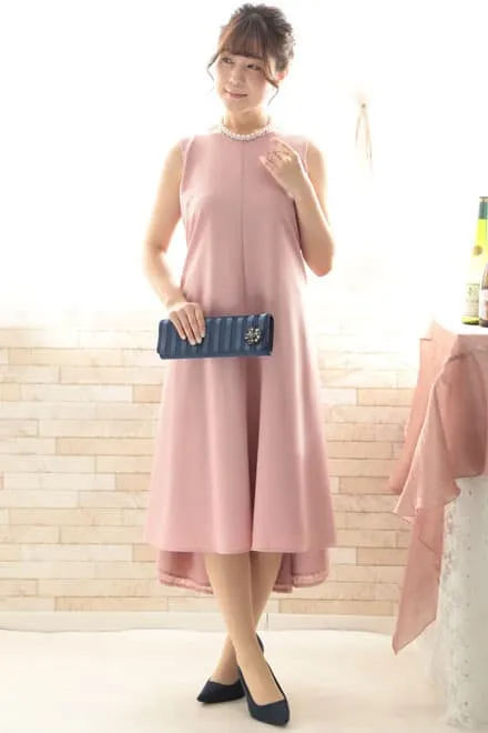 ピンクのバックレースリボン付きドレス