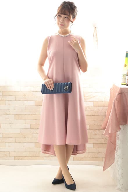 ピンクのバックレースリボン付きドレス