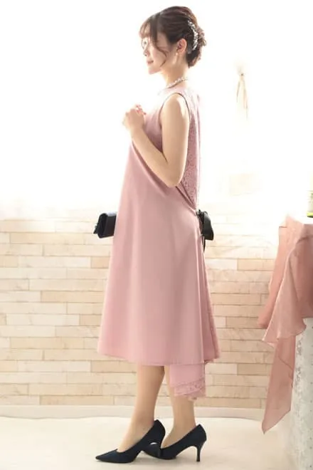 ピンクのバックレースリボン付きドレス