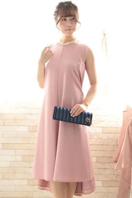 ピンクのバックレースリボン付きドレス