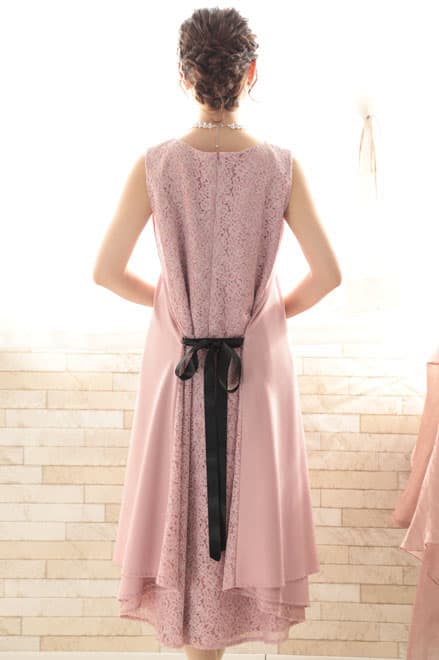 ピンクのバックレースリボン付きドレス