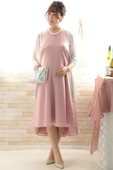ピンクのバックレースリボン付きドレス