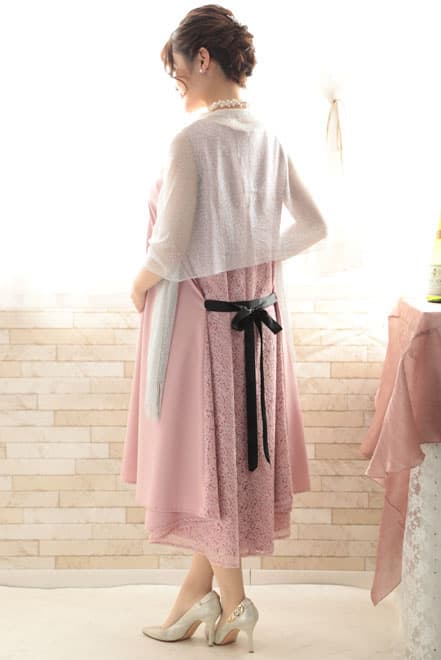 ピンクのバックレースリボン付きドレス