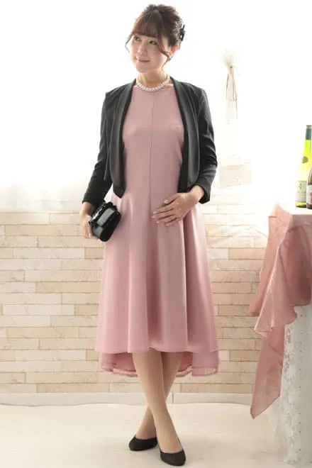 ピンクのバックレースリボン付きドレス