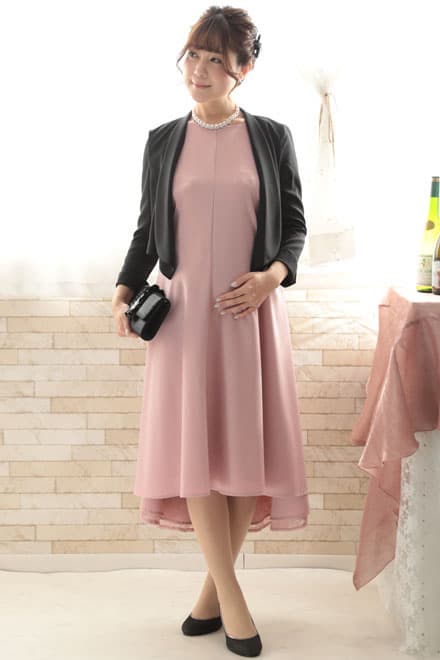 ピンクのバックレースリボン付きドレス