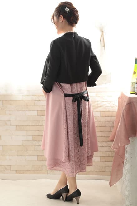 ピンクのバックレースリボン付きドレス