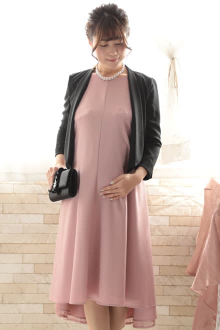 ピンクのバックレースリボン付きドレス