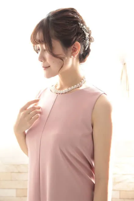 ピンクのバックレースリボン付きドレス