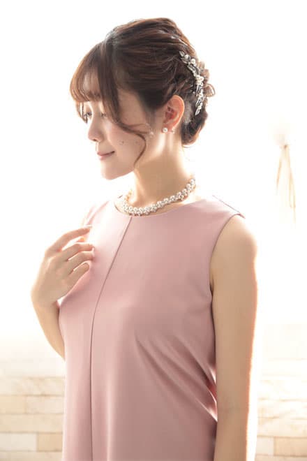 ピンクのバックレースリボン付きドレス