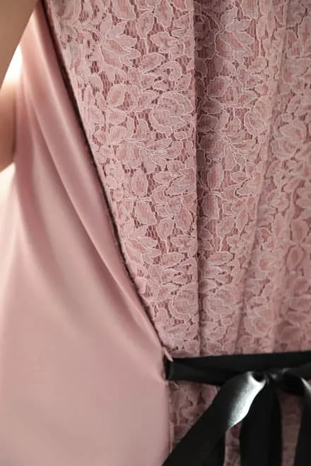 ピンクのバックレースリボン付きドレス