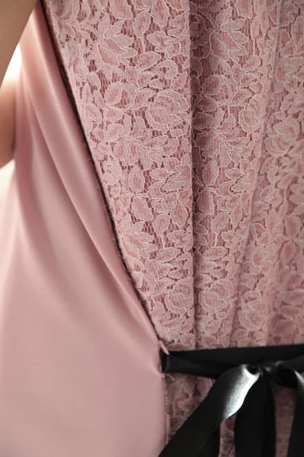 ピンクのバックレースリボン付きドレス