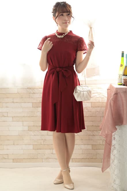 レッドのデコルテレースウエストリボンドレス