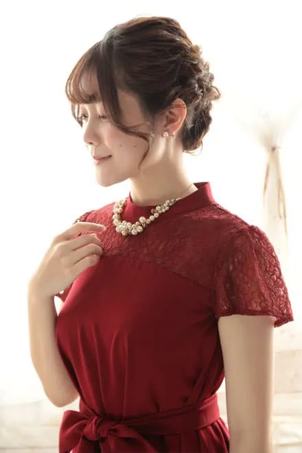 レッドのデコルテレースウエストリボンドレス