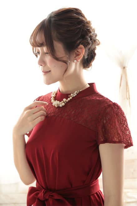 レッドのデコルテレースウエストリボンドレス