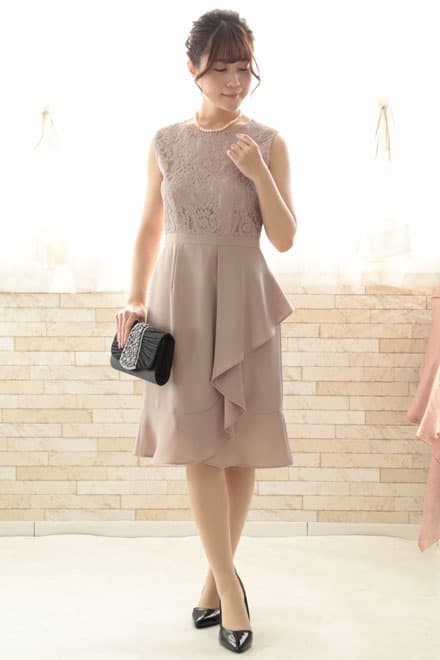 ピンクベージュのトップスレース×ペプラムドレス