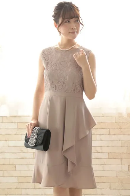 ピンクベージュのトップスレース×ペプラムドレス