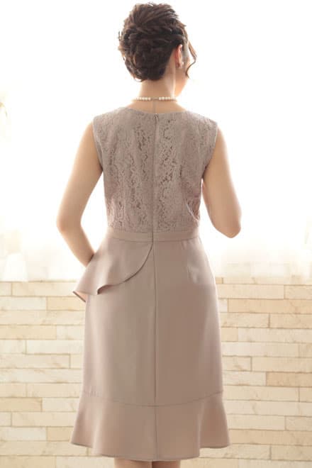 ピンクベージュのトップスレース×ペプラムドレス