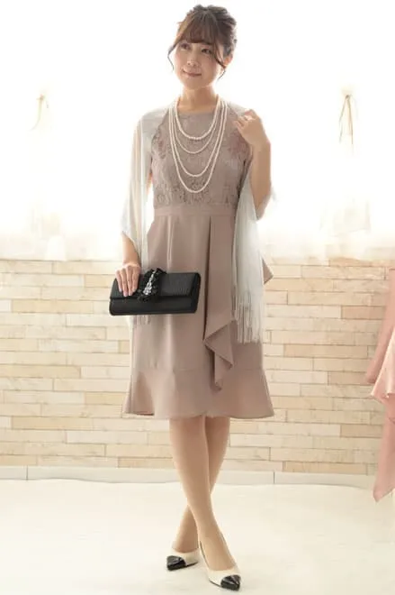 ピンクベージュのトップスレース×ペプラムドレス