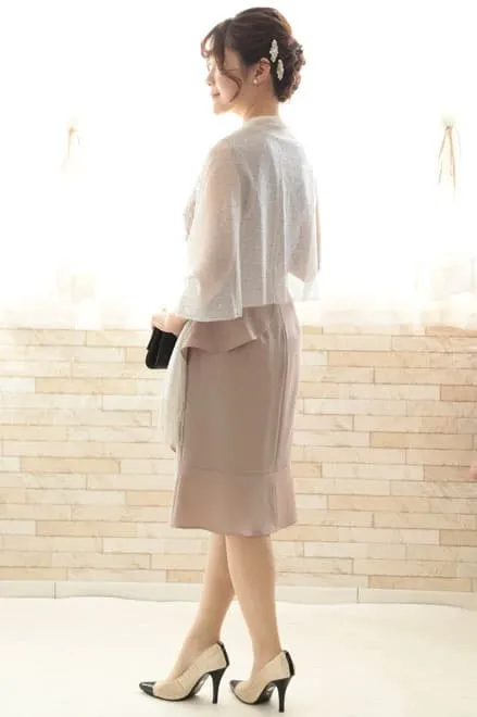 ピンクベージュのトップスレース×ペプラムドレス