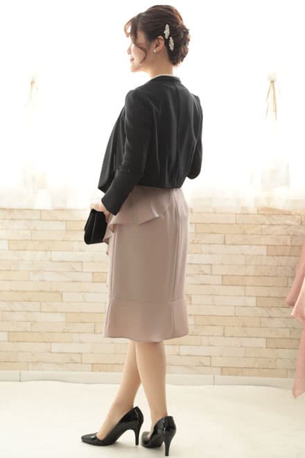 ピンクベージュのトップスレース×ペプラムドレス