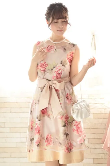 ピンクの花柄オーガンジードレス