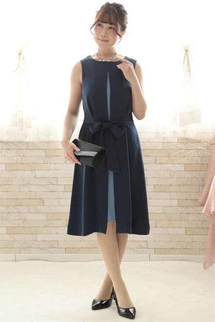 ネイビーのウエストリボン付き前開き風レイヤードドレス