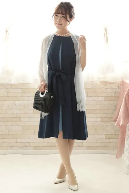 ネイビーのウエストリボン付き前開き風レイヤードドレス