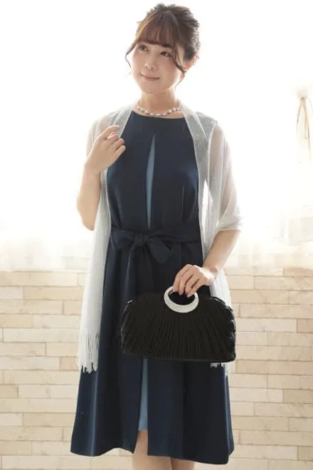 ネイビーのウエストリボン付き前開き風レイヤードドレス