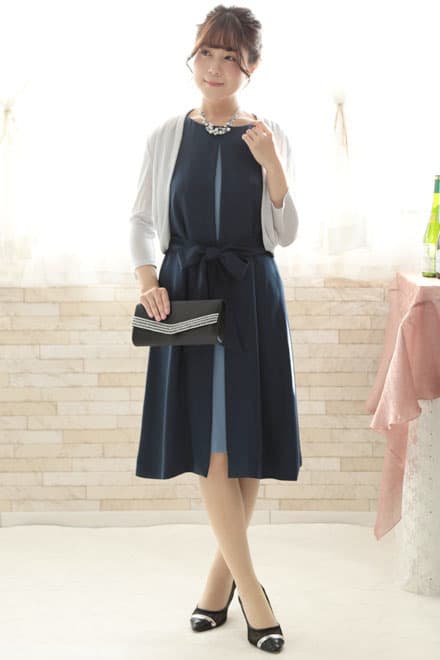 ネイビーのウエストリボン付き前開き風レイヤードドレス