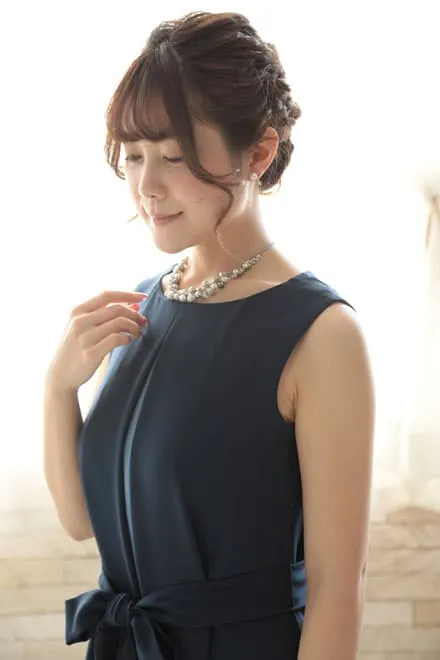 ネイビーのウエストリボン付き前開き風レイヤードドレス