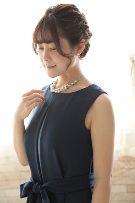 ネイビーのウエストリボン付き前開き風レイヤードドレス