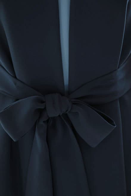 ネイビーのウエストリボン付き前開き風レイヤードドレス