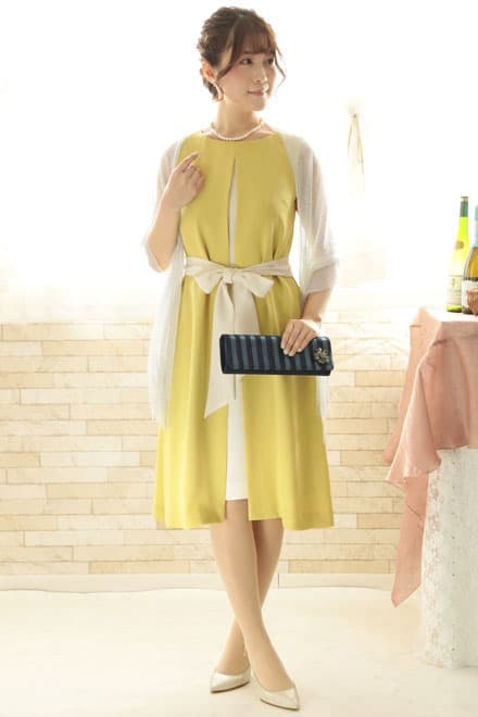 イエローのウエストリボン付き前開き風レイヤードドレス