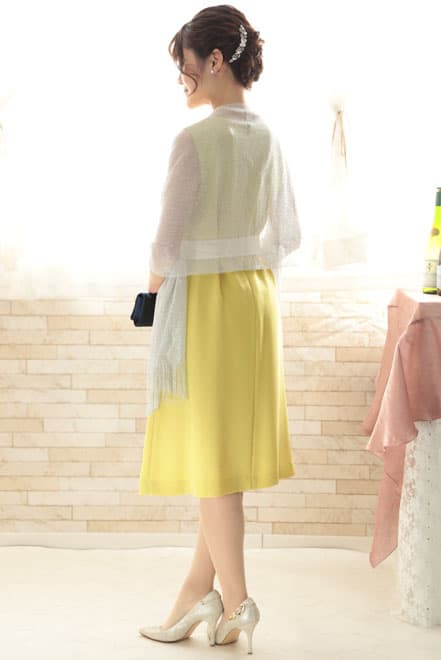 イエローのウエストリボン付き前開き風レイヤードドレス