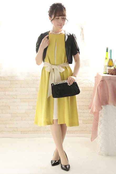 イエローのウエストリボン付き前開き風レイヤードドレス