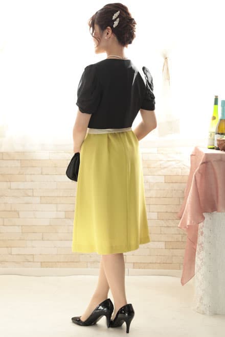 イエローのウエストリボン付き前開き風レイヤードドレス