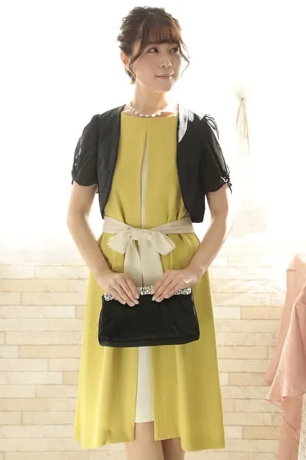 イエローのウエストリボン付き前開き風レイヤードドレス