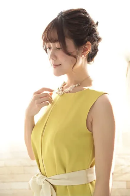 イエローのウエストリボン付き前開き風レイヤードドレス