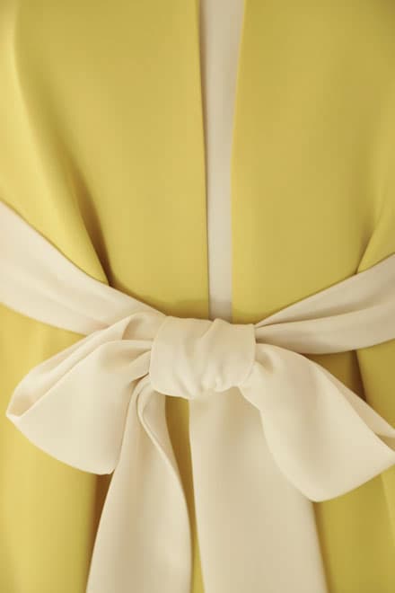 イエローのウエストリボン付き前開き風レイヤードドレス