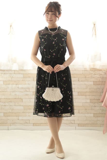 ブラックの小花柄刺繍入りウエストリボンドレス