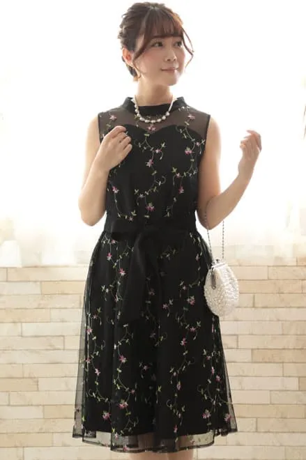 ブラックの小花柄刺繍入りウエストリボンドレス
